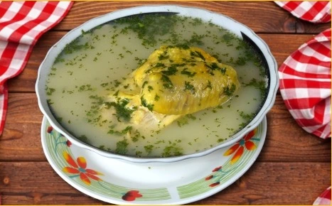 Consomé reconfortante tradicional, ideal para las noches frías de Ipiales, Nariño