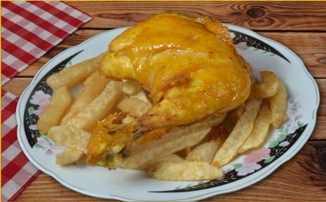 Pollo frito tradicional crujiente por fuera y jugoso por dentro, especialidad del restaurante Pollo Punto la 22 en Ipiales